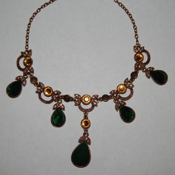 Necklace Gold Tone Green Faceted Un Signed Bib - Picture 4 of 7